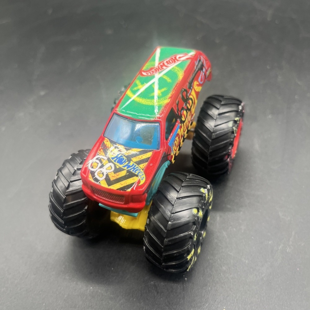 Hot Wheels Demo Derby Graffiti Monster Truck 1:64 - Picture 8 of 10